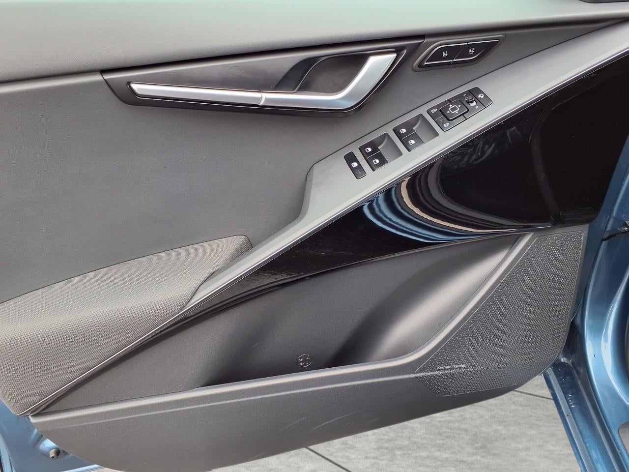 2025 Kia Niro Plug-In Hybrid SX Touring FWD